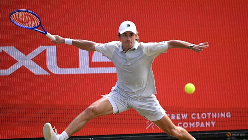 Clinical De Minaur eases into Queen's quarter-finals