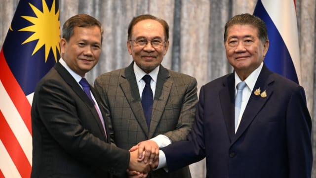 安华宣布泰柬同意立即停火