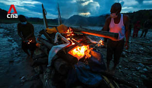 Nepal-Tibet disaster: Family cremates body of flood victim | Video