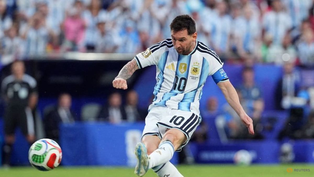 Messi becomes first man to compete in six World Cups and oldest to score a hat-trick; Scaloni praises squad chemistry.