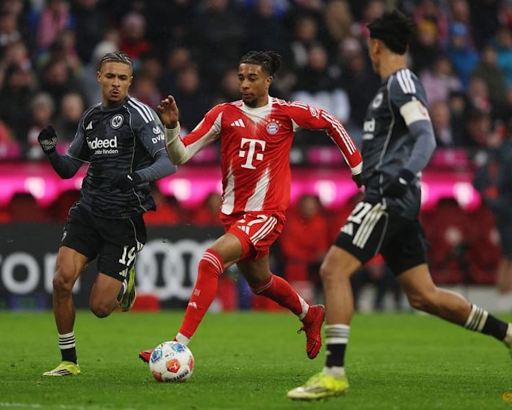 Kane double sends Bayern nine points clear after late Frankfurt scare