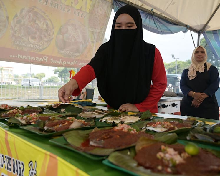 Ramadan bazaar vendors in JB, Singapore grapple with higher costs and price-conscious customers