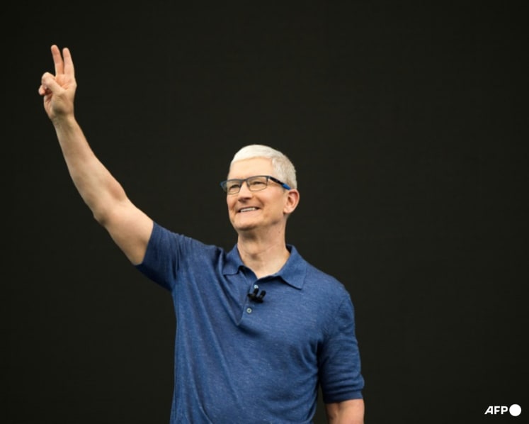 Commentary: Tim Cook controls the iPhone, so he’s the new AI kingmaker