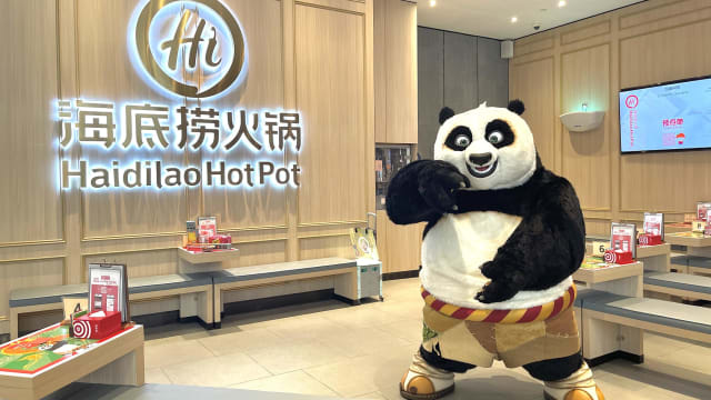 海底捞有“功夫熊猫”出没！