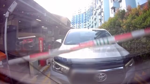 不想付停车费？马国车欲“跟尾”出闸惹议