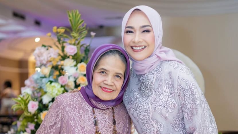 Tak bisa pulang, Alya Rohali saksikan pemakaman Ibu dari Amerika lewat video call