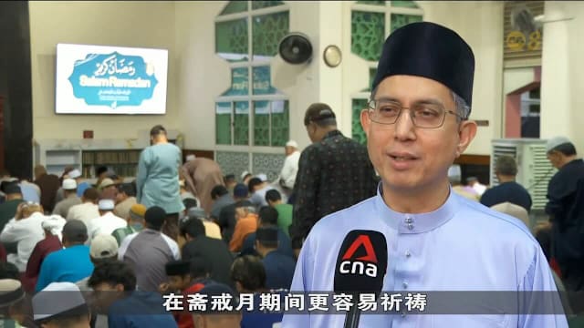 费绍尔赴武吉班让回教堂 参与斋戒月首个夜间祈祷