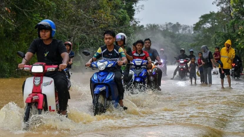 Malaysia floods force more than 66,000 people into relief centres; heavy rain expected in Johor, Pahang Malaysia floods force more than 66,000 people into relief centres; heavy rain expected in Johor, Pahang