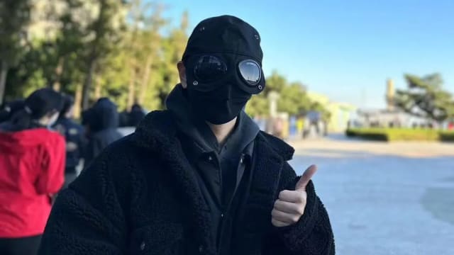 影帝男星戴面罩做检测　你认得出他是谁吗？