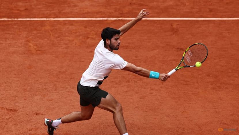 Alcaraz strolls into French Open second round
