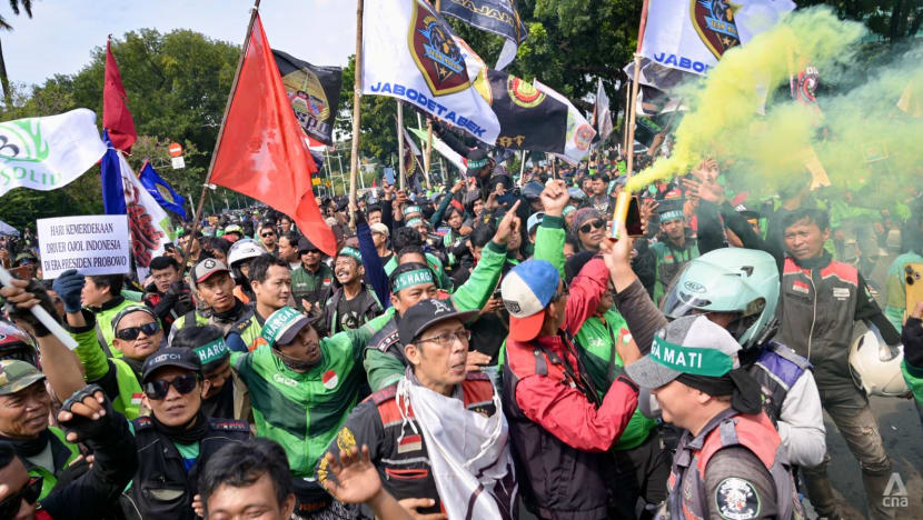 Ride-hailing drivers in Indonesia hold protests to demand better pay Ride-hailing drivers in Indonesia hold protests to demand better pay