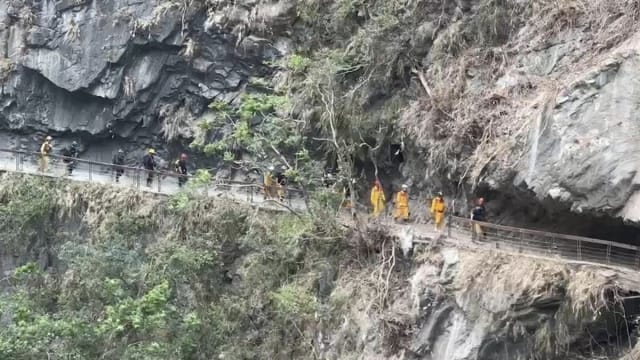 砂卡礑又崩塌！八名搜救人员一度受困 明日暂停搜救