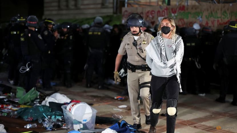 Amid protests and police raids, US schools try to keep the peace at graduation Amid protests and police raids, US schools try to keep the peace at graduation