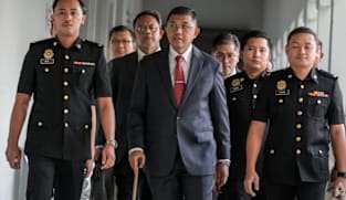 Mantan Panglima Angkatan Tentera Malaysia didakwa atas tuduhan salah guna kuasa