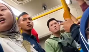 Pelecehan Transjakarta: Bukan satu pelaku, rupanya dua pria, saling meraba dan onani