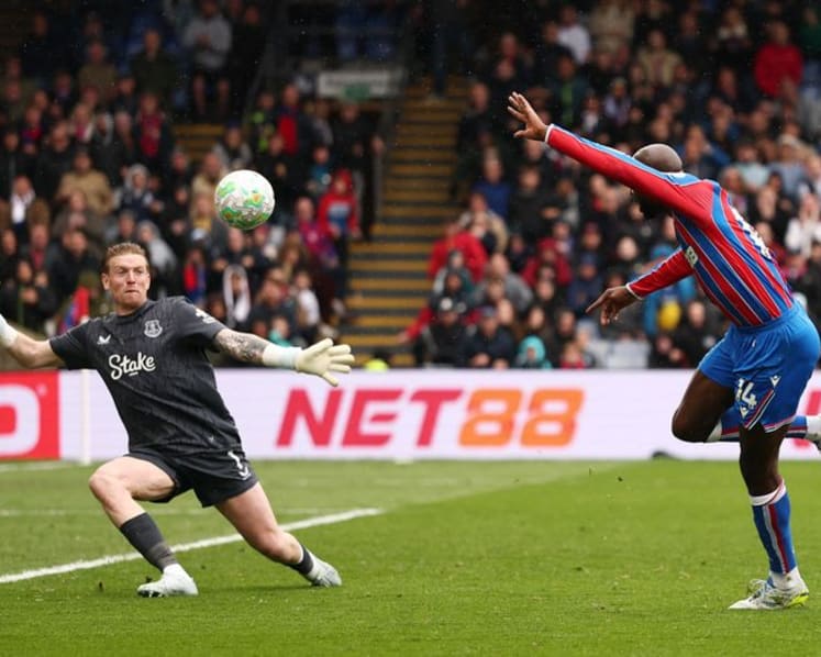Arsenal survive huge scare to edge towards title