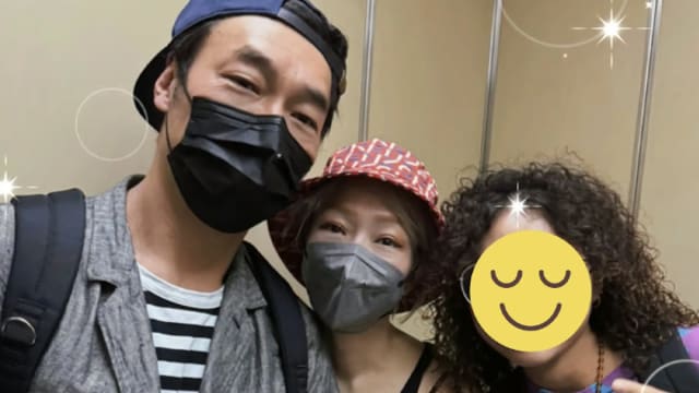 网友巧遇许志安夫妇，合照时郑秀文难得一见的小鸟依人！