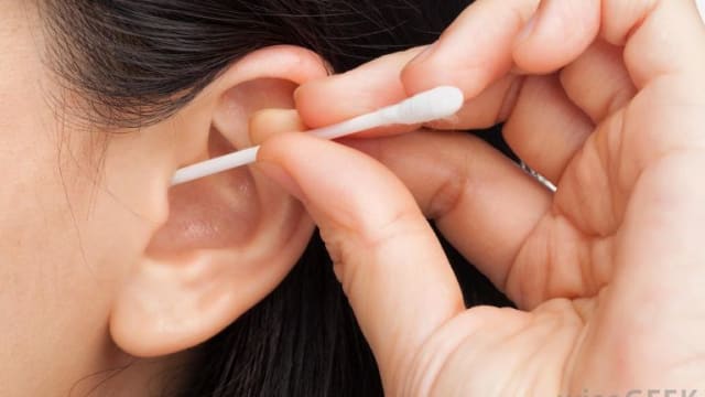 酷爱掏耳行为致患外耳道真菌病 女子耳里长满“蘑菇”