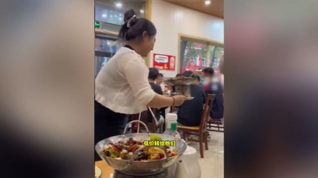 菜点多了吃不完 中国女以低价“推销”给隔壁桌 