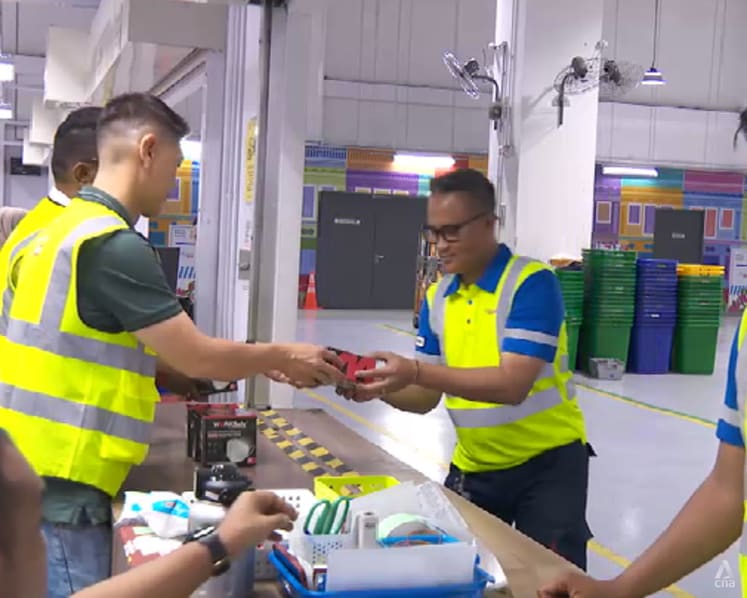 Haze in Singapore: Companies step up precautions for outdoor workers Haze in Singapore: Companies step up precautions for outdoor workers