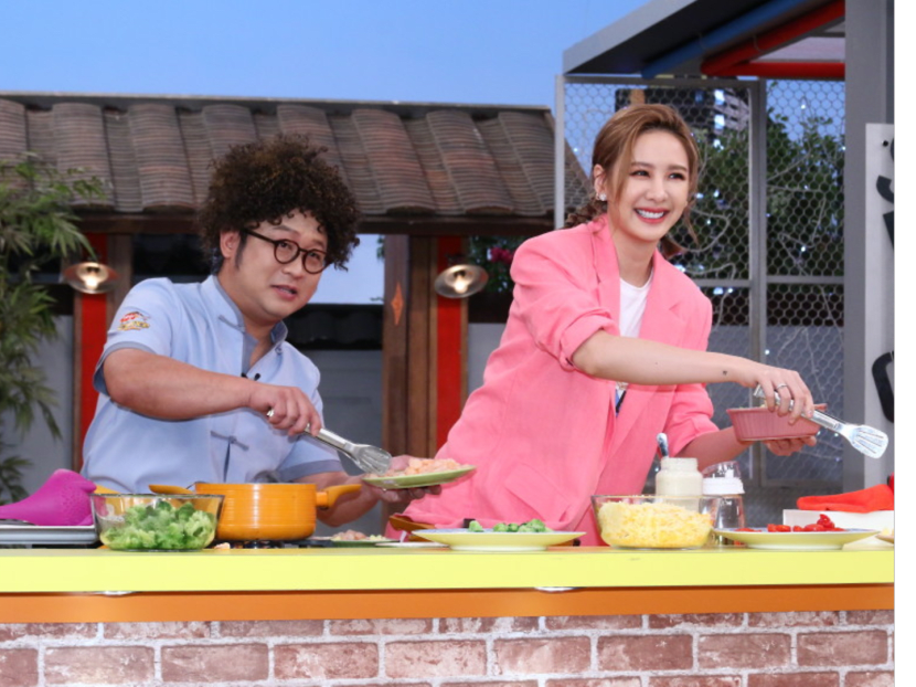Lin Yu-Chih and Amber An show cooking skills in the press conference of "Master Chef's scientific kung fu"