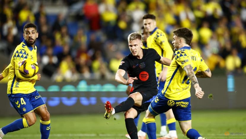 Barcelona reclaim top spot with dour 2-0 win at Las Palmas