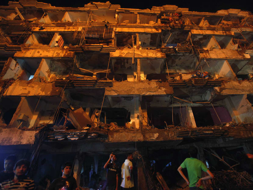 Gallery: Car bomb kills 37, wounds 141 in southern Pakistan