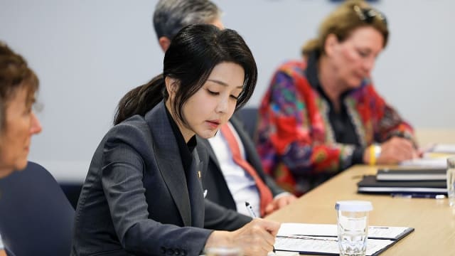 韩检察厅传唤第一夫人 调查操纵股价和收名牌包案