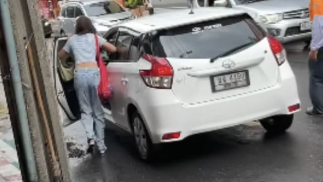 街头巧遇失车  泰国女子跳车夺回
