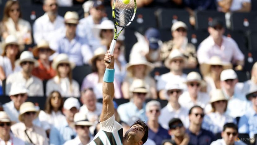 Alcaraz overcomes Munar marathon to reach Queen's quarters