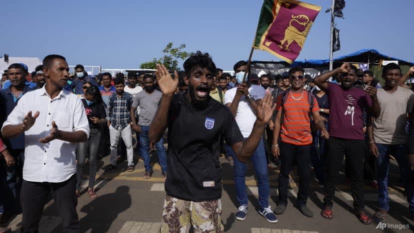 Sri Lanka isytihar perintah darurat selepas presiden lari ke Maldives