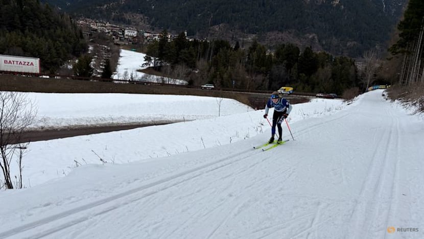 Crosscountry-Skiers escape brutal race hills for leisurely laps of local trail
