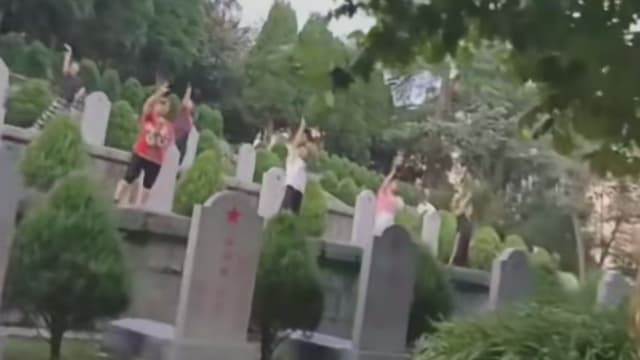 中国大妈闯烈士公墓跳广场舞 工作人员：赶都赶不走