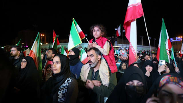 特朗普同意暂停轰炸伊朗 和平曙光乍现？