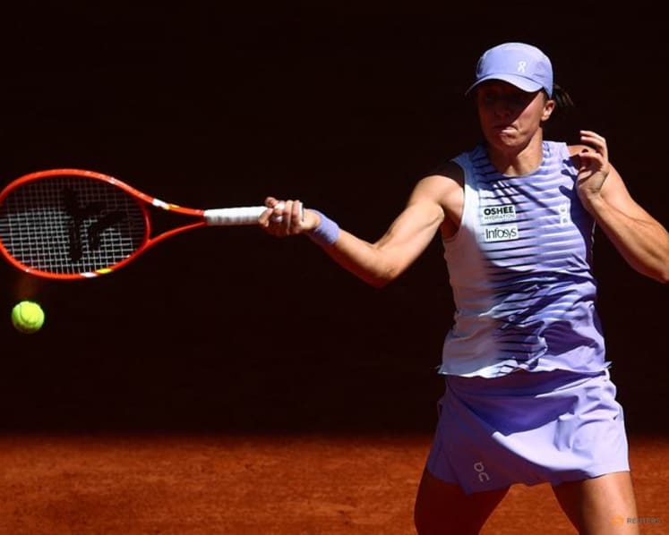 Swiatek cruises, Wawrinka and Monfils conclude French Open chapters