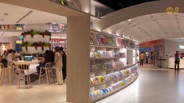 理解问答：书店形式各异　银行里也有书店