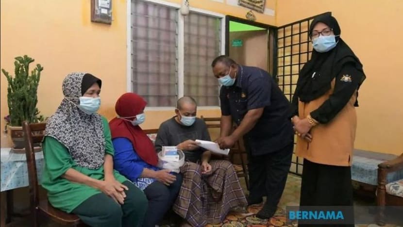 Wanita ini nekad bawa suami buta naik motor untuk rawatan walau tiada lesen