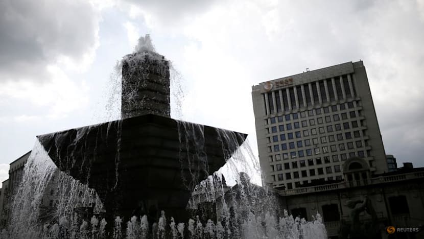 Bank of Korea board members cautious about rate cuts, minutes show