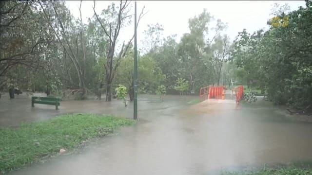 热带气旋菲娜掠过澳洲 近两万户家庭断电机场一度关闭