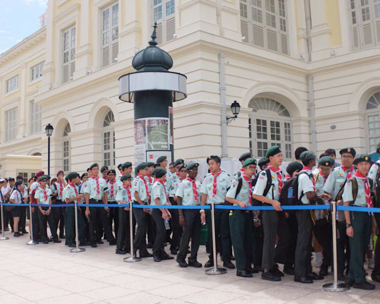Crowds brave heat, snaking queues to pay last respects
