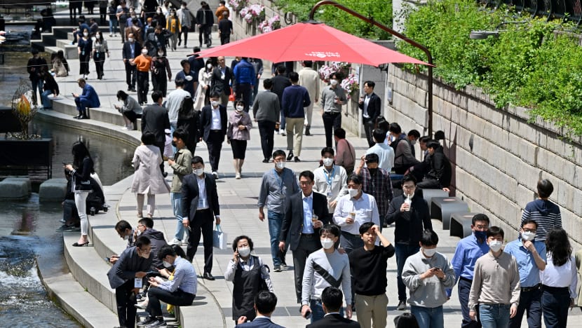 Ramai masih pakai pelitup di Korea Selatan meski tidak lagi diperlukan di tempat terbuka Ramai masih pakai pelitup di Korea Selatan meski tidak lagi diperlukan di tempat terbuka