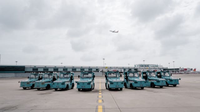 樟宜机场启用无人驾驶牵引车运输行李