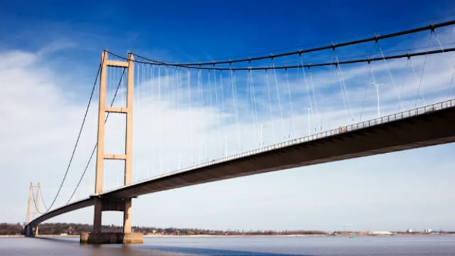 英国亨伯大桥因强风双向关闭 引发交通混乱