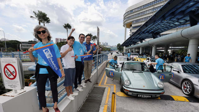 患癌儿童坐上保时捷跑车 实现“太空之旅”
