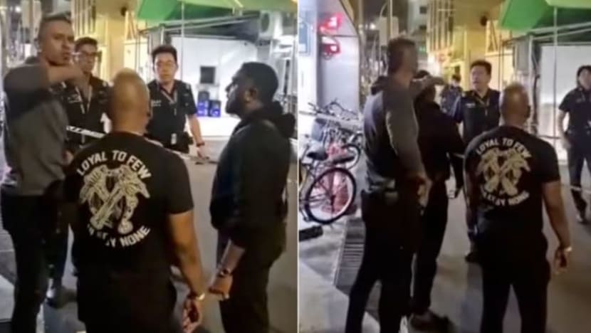 4 lelaki didakwa ganggu pegawai polis di tempat kejadian jenayah di Little India 4 lelaki didakwa ganggu pegawai polis di tempat kejadian jenayah di Little India