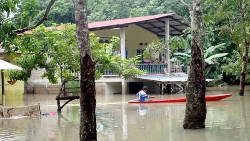 Penduduk Kelantan mula sediakan bot, rak tinggi hadapi banjir Penduduk Kelantan mula sediakan bot, rak tinggi hadapi banjir