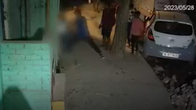 印度16岁少女当街被男友捅死 路人袖手旁观