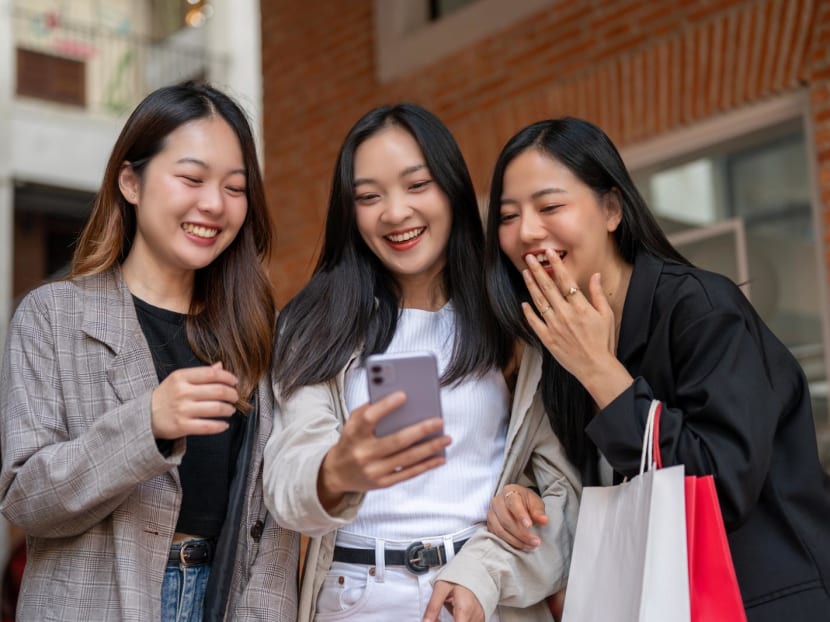 The dating guru to my girlfriends: I help them find love on dating apps, from editing profiles to 'secondhand swiping' The dating guru to my girlfriends: I help them find love on dating apps, from editing profiles to 'secondhand swiping'