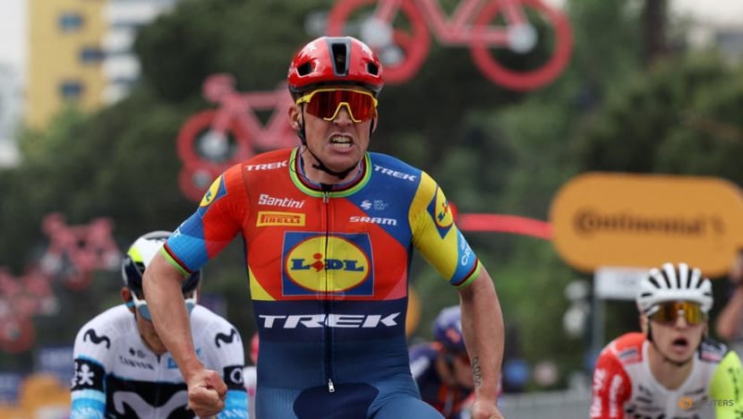 Pedersen sprints to take Giro stage three and retake pink jersey Pedersen sprints to take Giro stage three and retake pink jersey