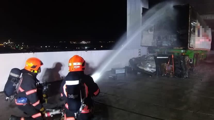 Seorang pegawai SCDF cedera, 25 orang dipindahkan dalam kebakaran di Tuas 